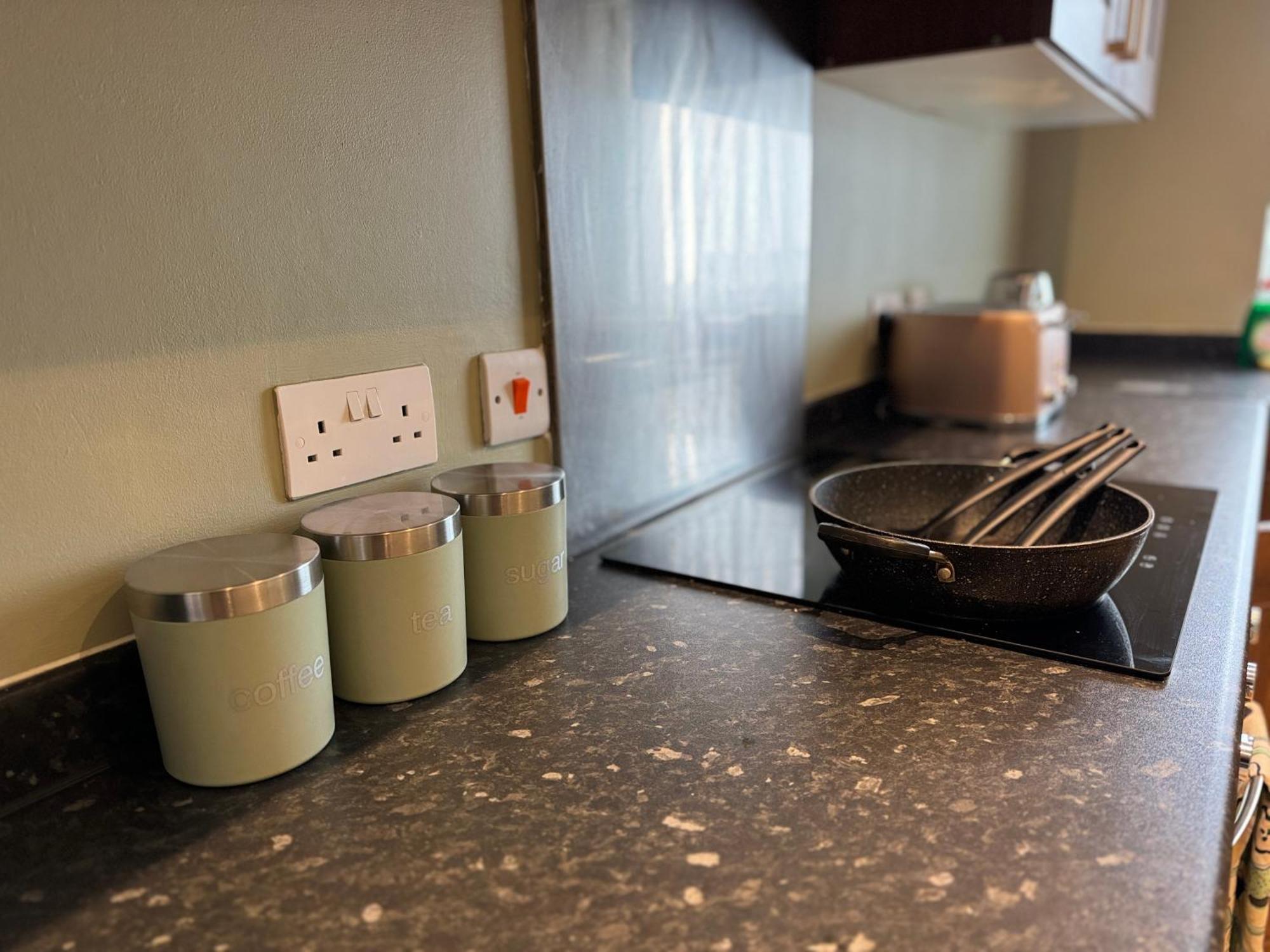 Group Bookings: Up To 30 Guests Across 5 Spacious Flats! Keyless Access Free Wifi & Parking برمنغهام المظهر الخارجي الصورة