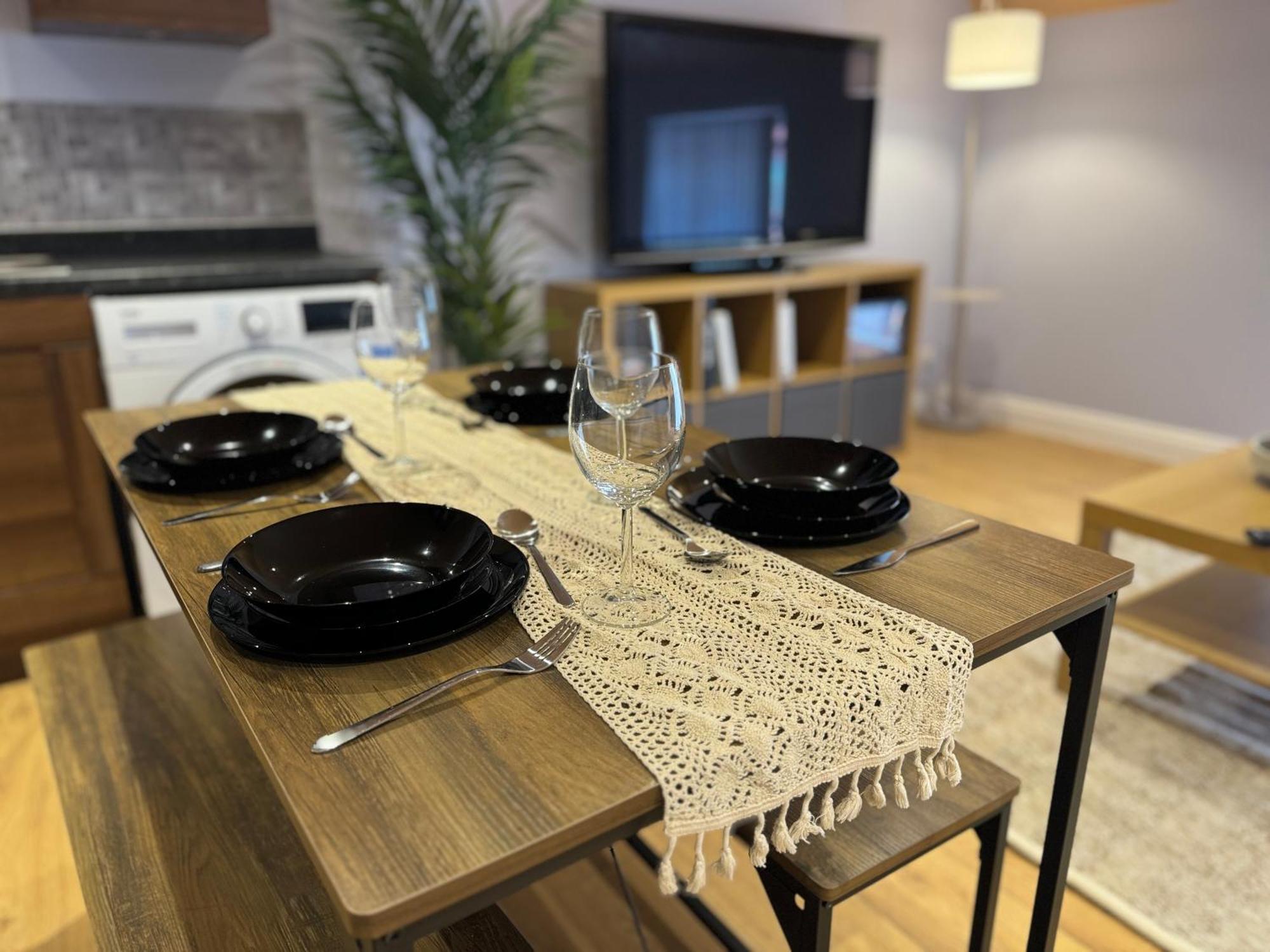Group Bookings: Up To 30 Guests Across 5 Spacious Flats! Keyless Access Free Wifi & Parking برمنغهام المظهر الخارجي الصورة
